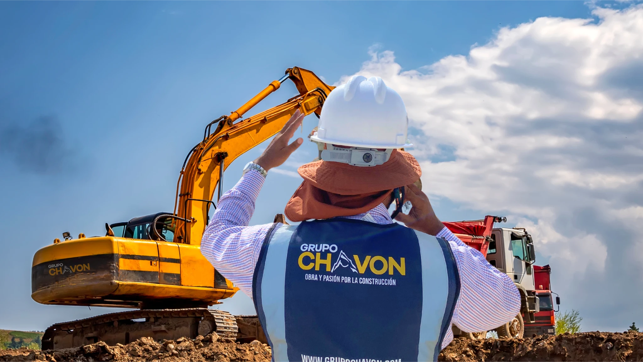 Trabajador de construcción de Grupo Chavon con equipo de construcción