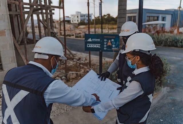 Equipo de construcción revisando planos en obra