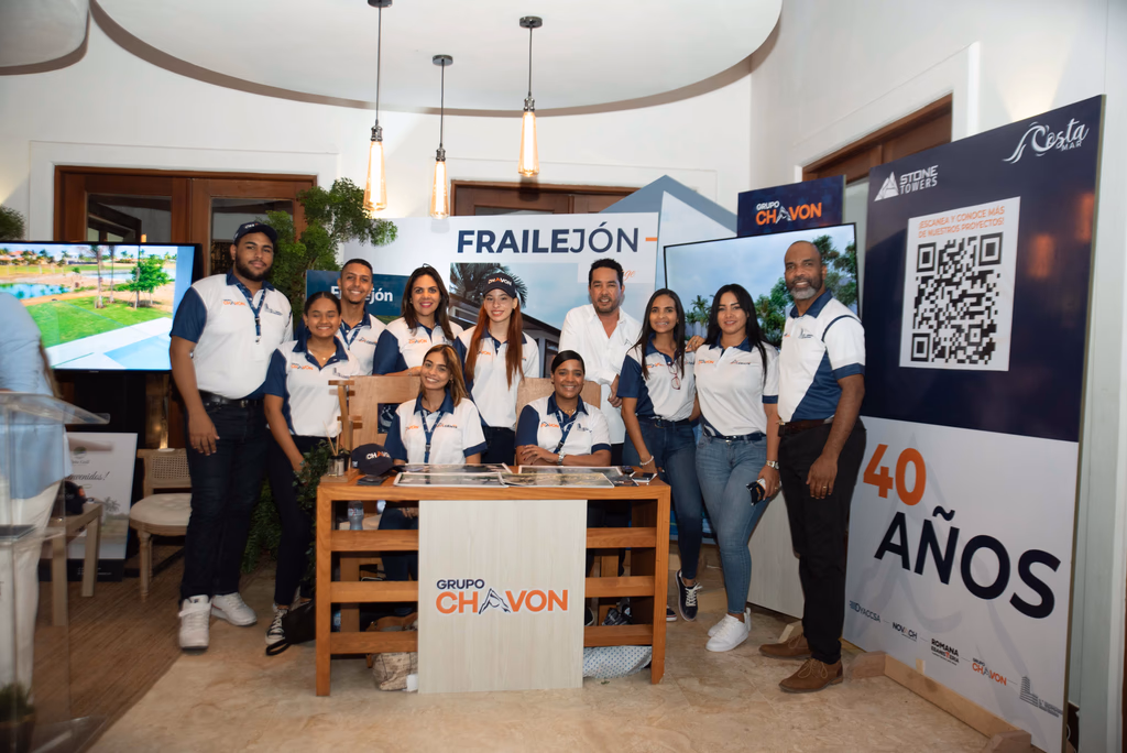 Equipo de Grupo Chavón en evento inmobiliario celebrando 40 años